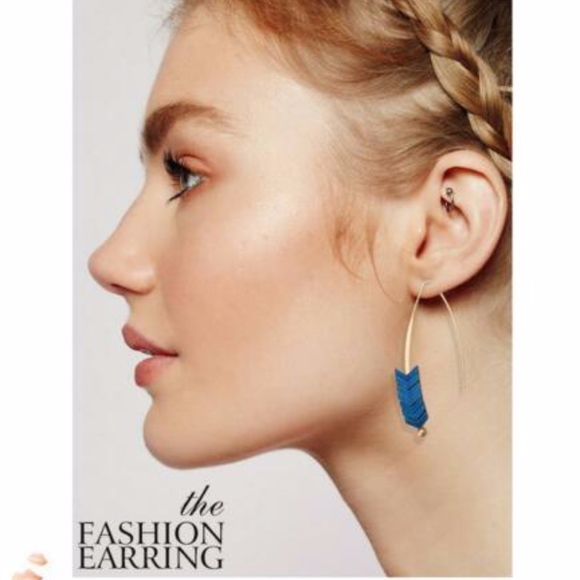 'Chevron Road' Natural Hematite Arrow Gold Earring - Picture 7 of 8